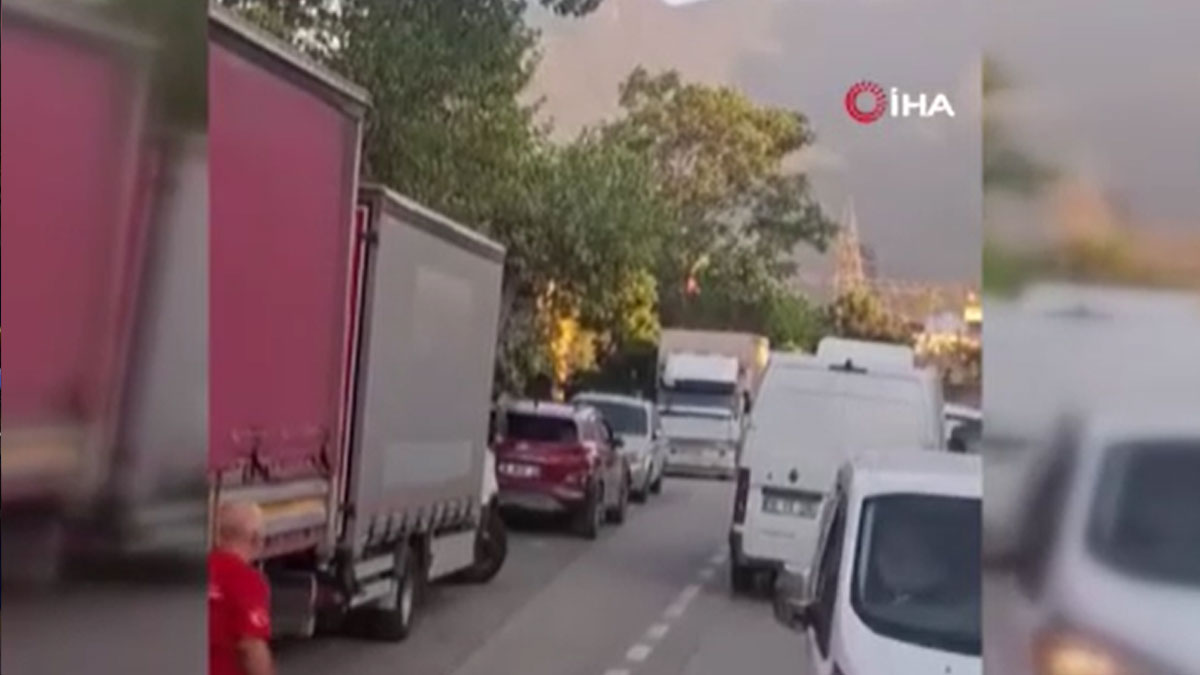 Bursa'da otobüs şoförü ile sürücü arasında ters yön yüzünden tartışma çıktı