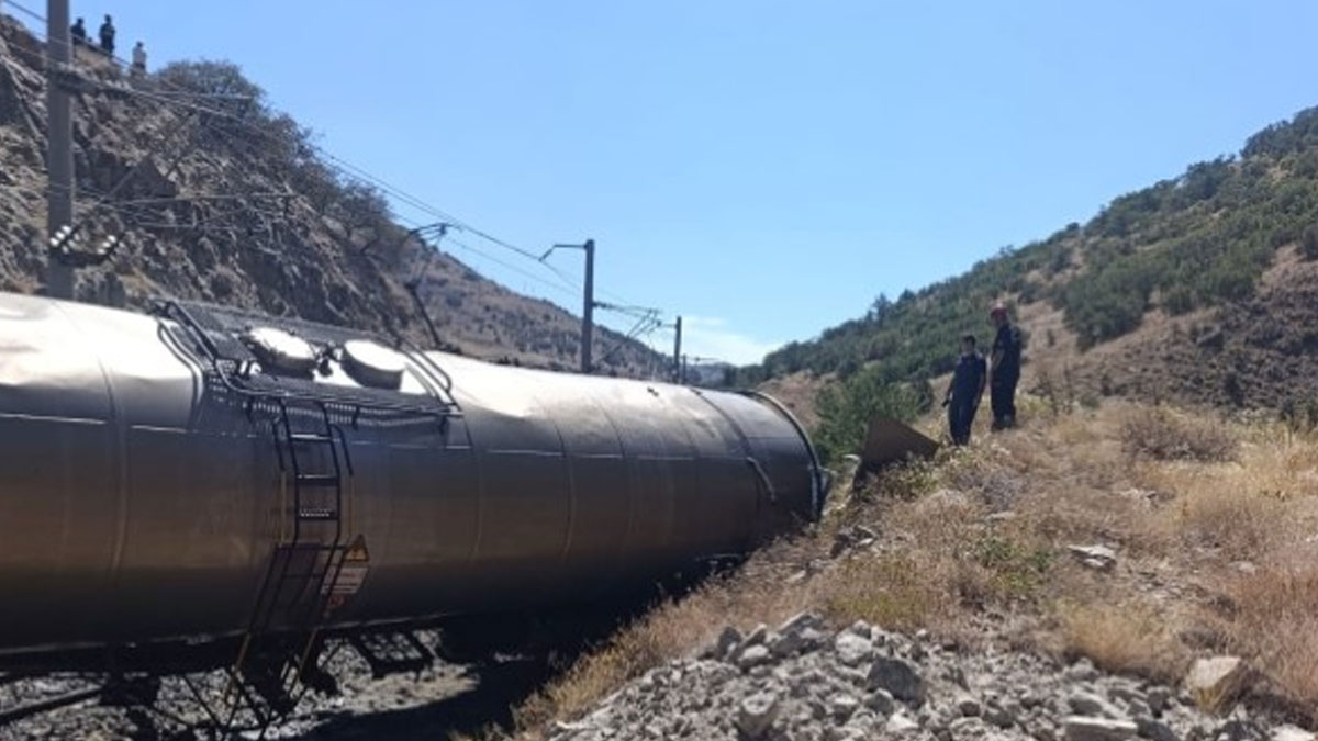 Malatya'da iki yük treni kafa kafaya çarpıştı: 1 kişi yaralandı