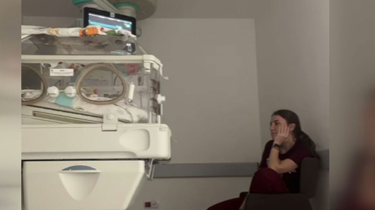 Doktorun küvez başındaki nöbeti sosyal medyada ilgi gördü