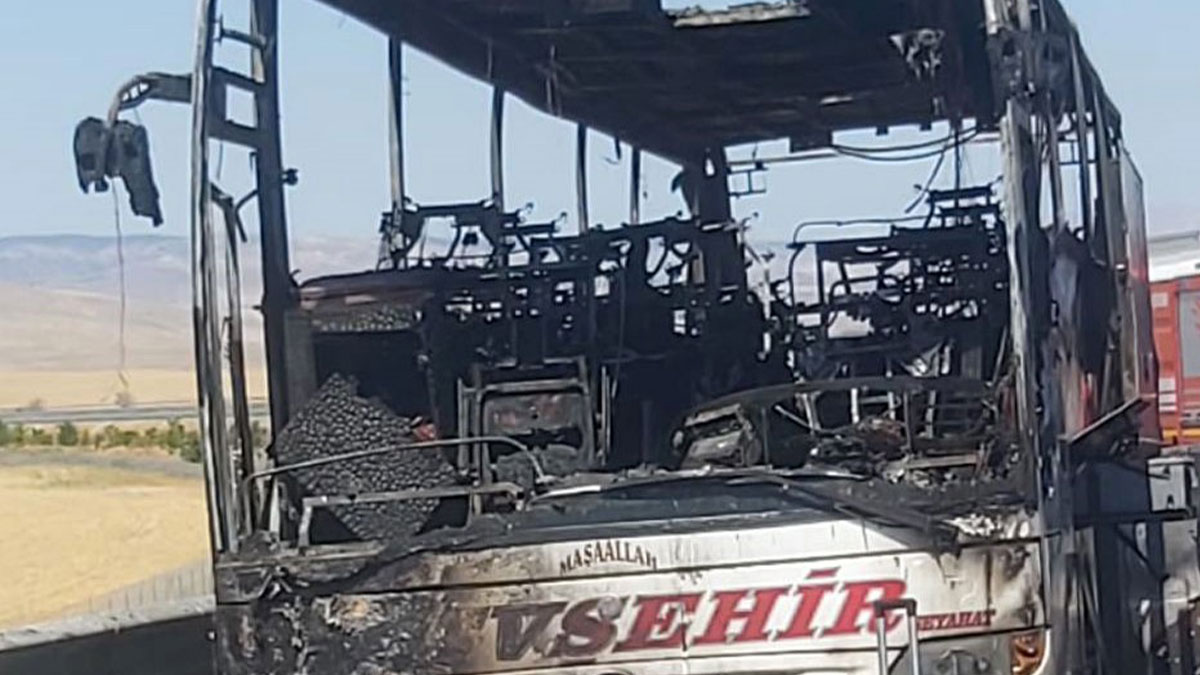 Yanan otobüs kullanılamaz hale geldi