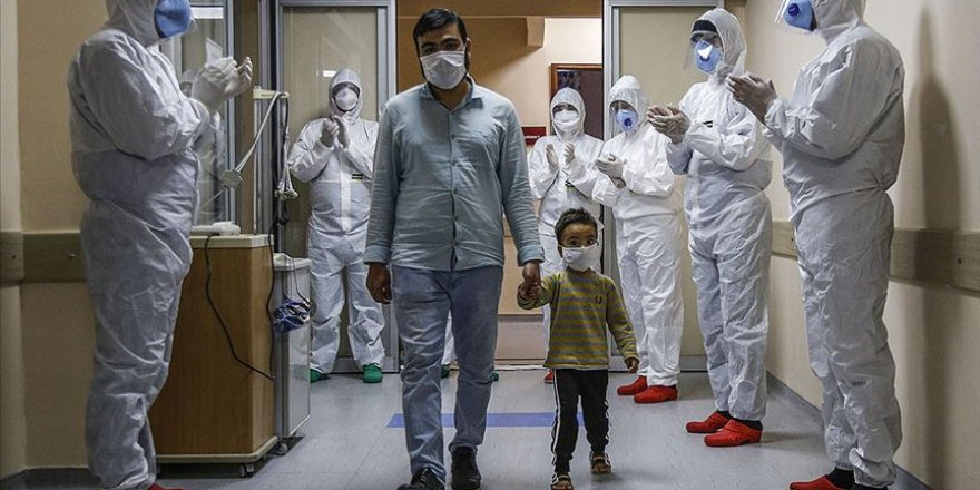 Kovid-19 mücadelesini kazanan 3 yaşındaki çocuk alkışlarla taburcu edildi