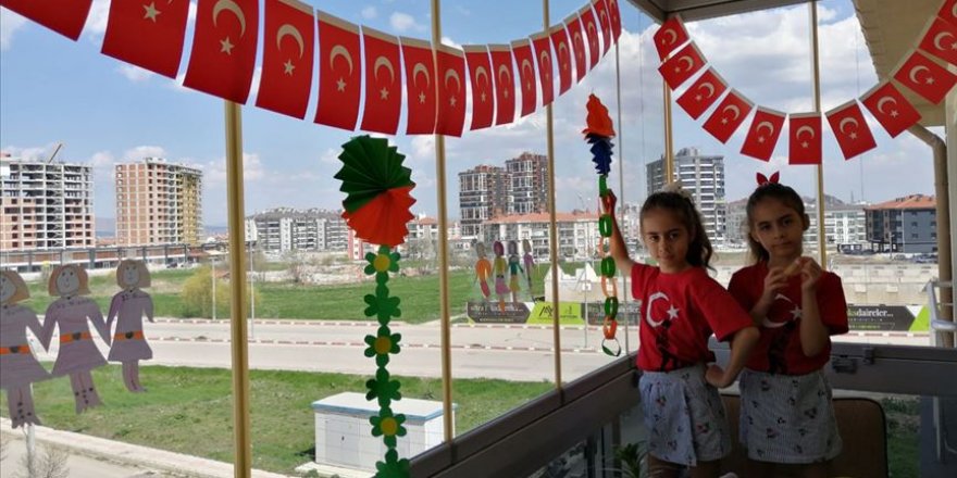 Çocuklar 23 Nisan coşkusunu evlerinde yaşayacak