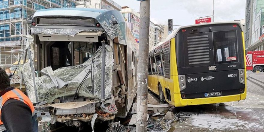 Sultangazi'de tramvay ile otobüs çarpıştı