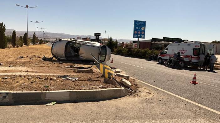 Elazığ'da motosikletle otomobil çarpıştı: 1'i ağır 2 yaralı