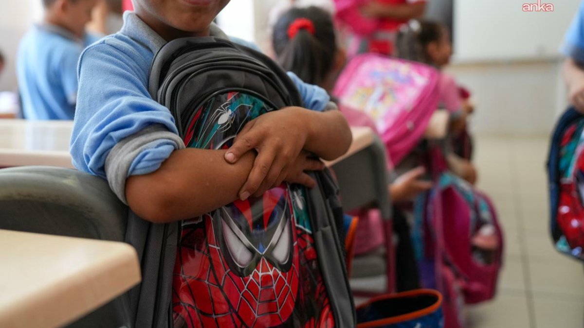 Menteşe Belediyesi'nden öğrencilere çanta hediyesi