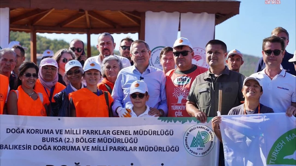 Ayvalık'ta gönüllülerden temizlik seferberliği