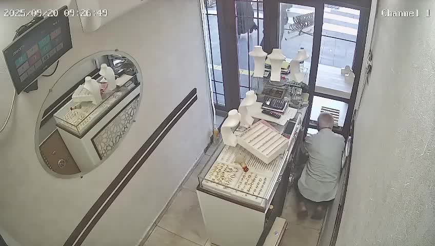 Diyarbakır'da kuyumcudan 2.5 kilogram altın çalan kadınların anı güvenlik kamerasında