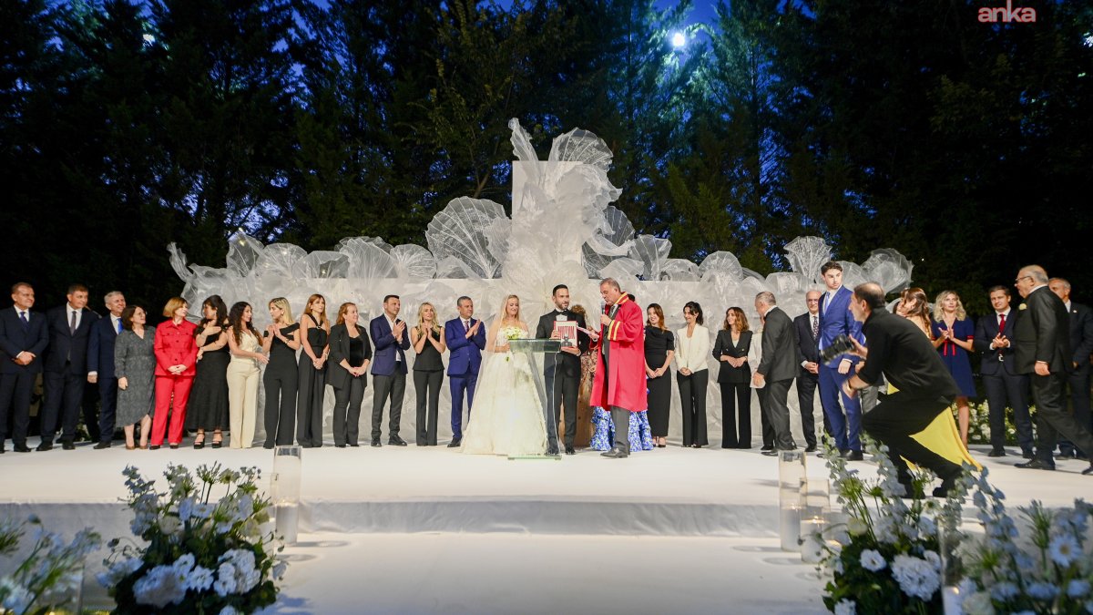 Özgür Özel düğün heyecanına ortak oldu