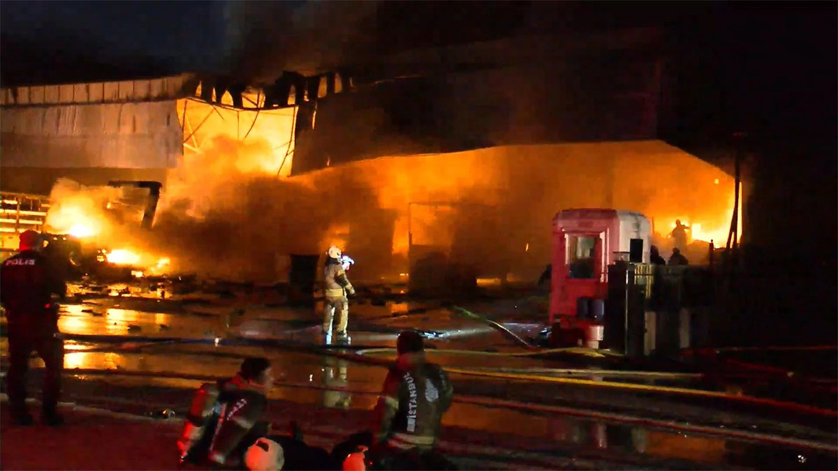 Başakşehir'deki sanayi bölgesinde yangın!