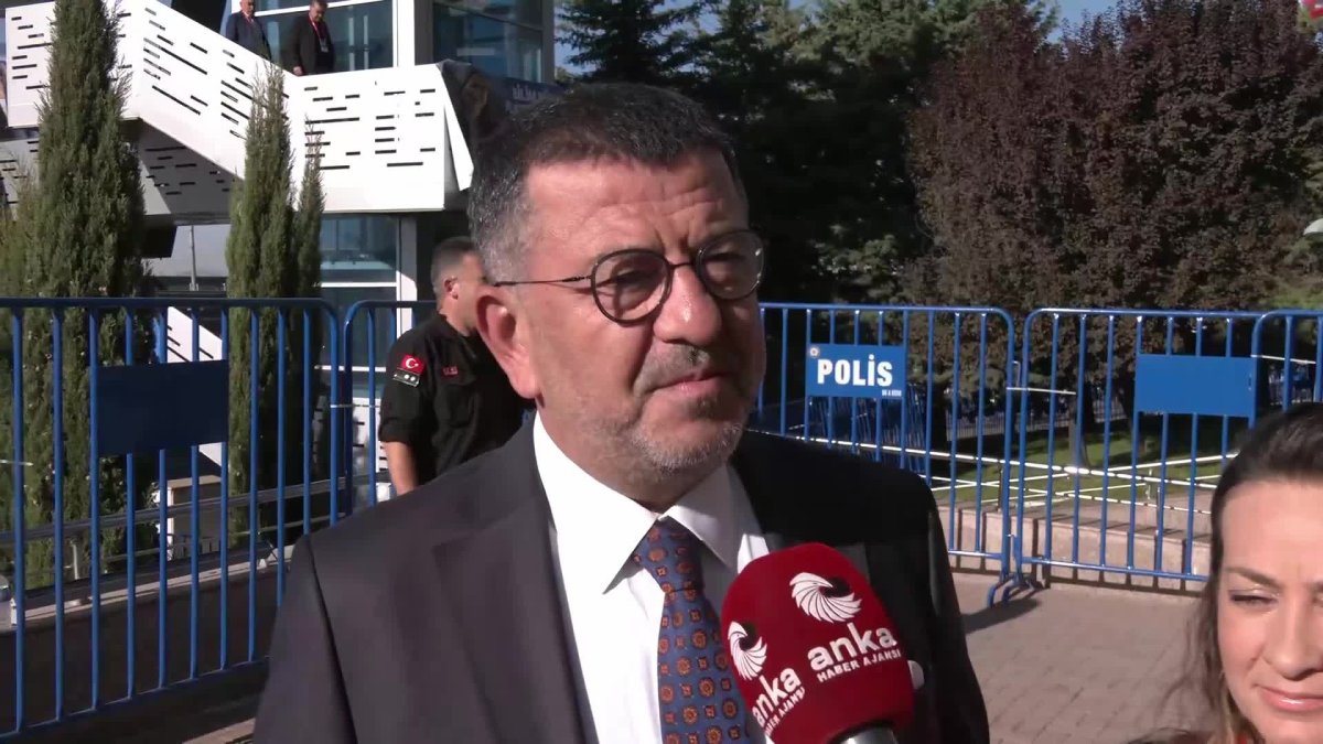 CHP kurultayında Veli Ağbaba: 'Yargı oyunlarıyla diz çökertmeye çalışıyorlar'