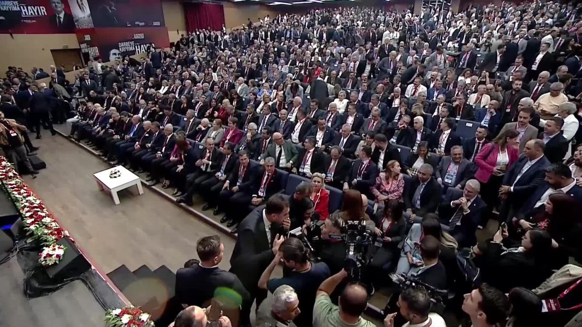 CHP'de olağanüstü kurultayda oylama süreci başladı