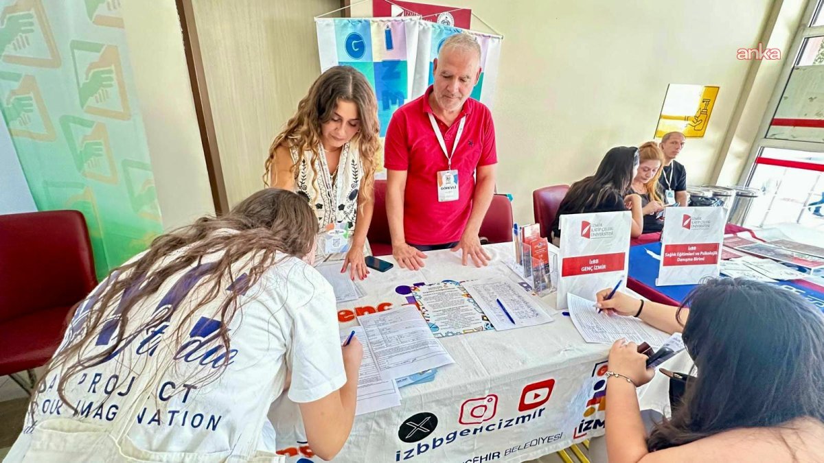Genç İzmir üniversite kampüslerinde tanıtım yapıyor