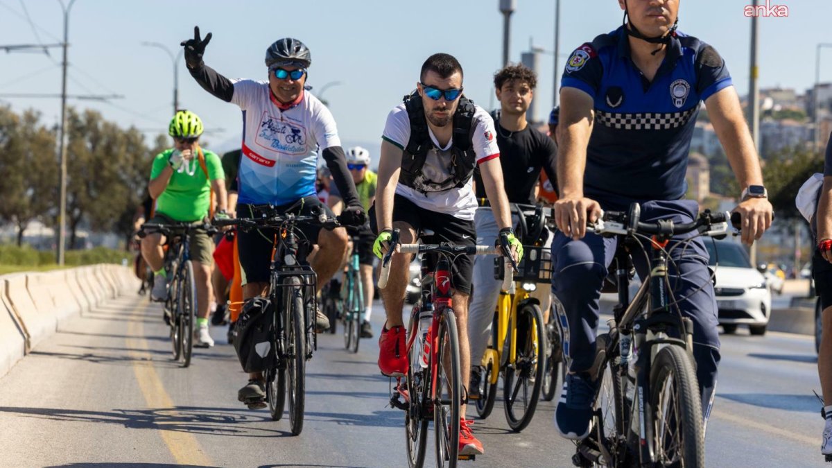 İzmir'de bisiklet tutkunları sağlıklı yaşam için pedal çevirdi