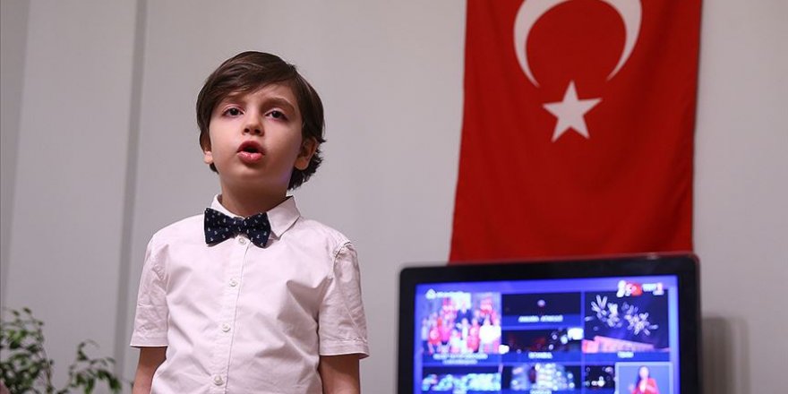 İstiklal Marşı okurken video çekme rekoru kırıldı