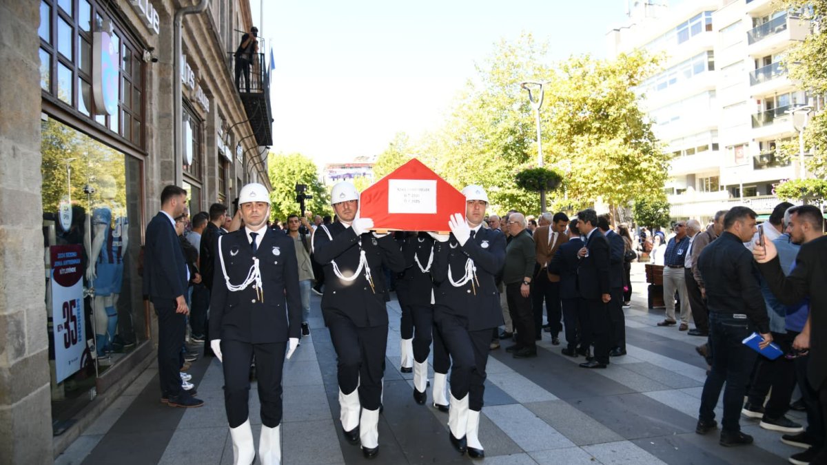 Hasan Melek son yolculuğuna dualarla uğurlandı