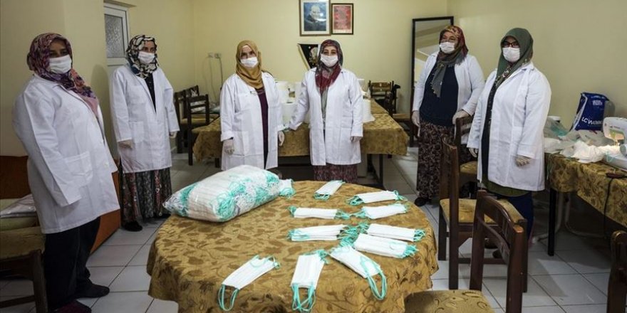 Tarım işletmesi çalışanlarının eşleri maske üretiyor