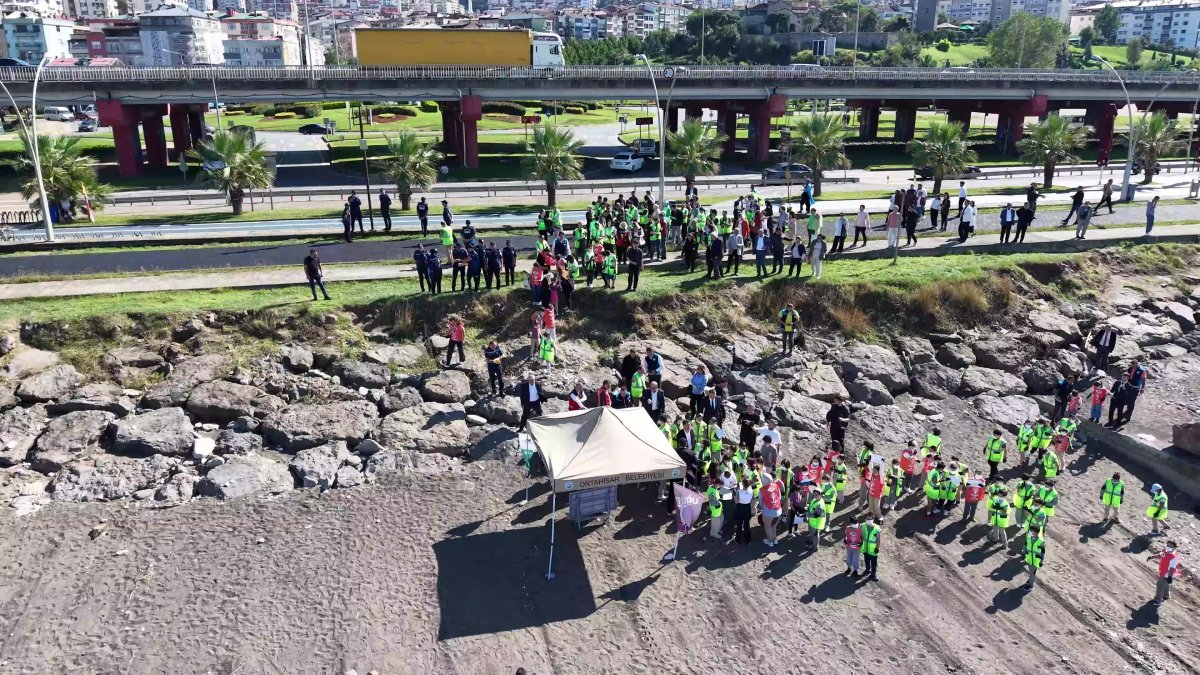 Başkan Kaya, çocuklarla Ayasofya sahilini temizledi