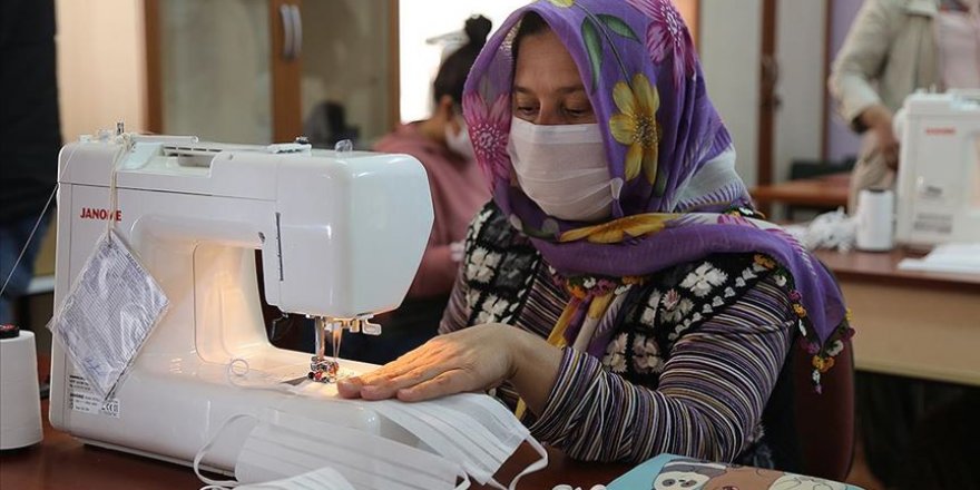 Kovid-19 vakası görülmeyen ilçede kadınlar 10 bin maske üretti