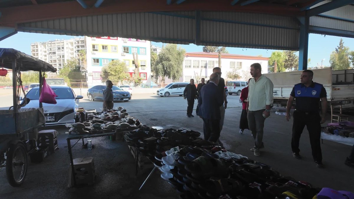 Başkan Demirçalı pazar esnafının dertlerini dinliyor