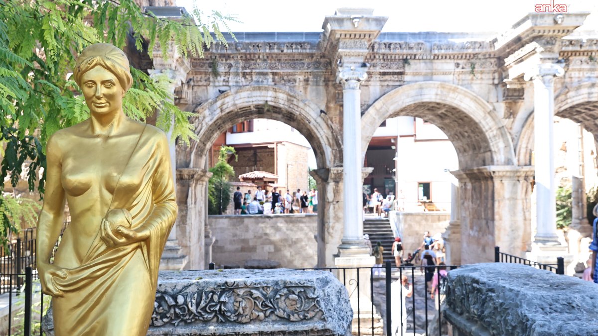 Antalya'nın caddeleri Venüs heykelleriyle süsleniyor