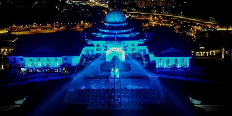 Malezya'da sağlık çalışanlarına teşekkür için mavi ışıklar yandı