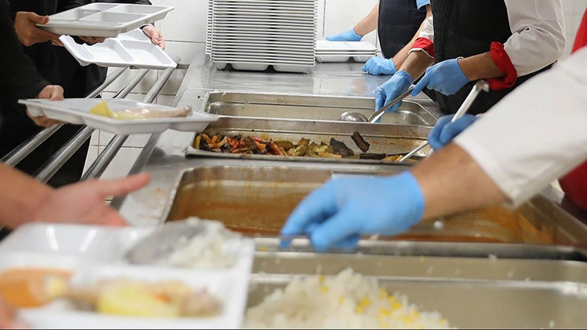 Ücretsiz okul yemeği binlerce öğrenciyi zehirledi!