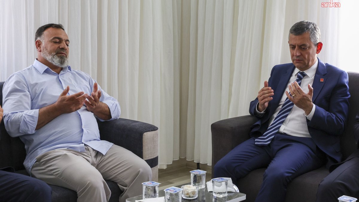 Özgür Özel, şehit ailesine taziye ziyareti gerçekleştirdi