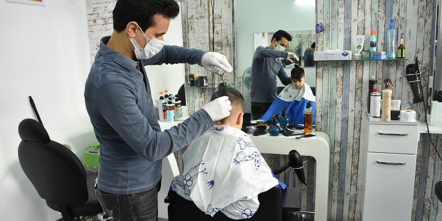 Avusturya’da Kovid-19 nedeniyle kapanan kuaför ve alışveriş merkezleri yeniden açıldı