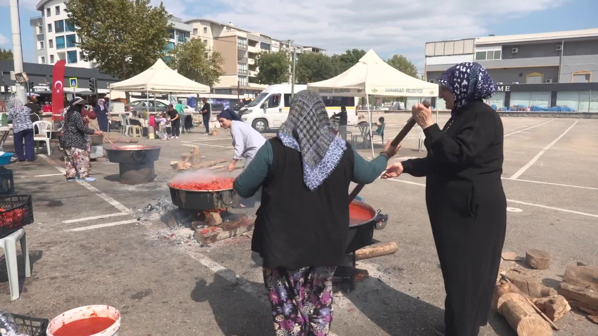 Osmangazi'de kışlık salçalar odun ateşinde hazırlandı