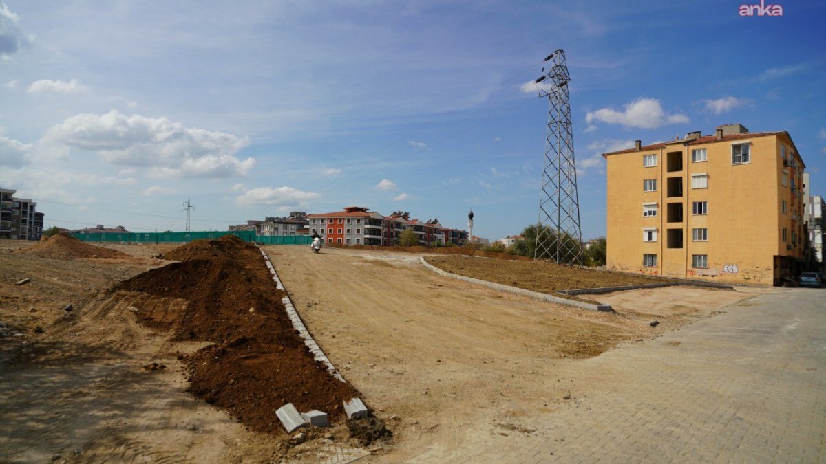 Edremit'te yol ve çevre düzenleme çalışmaları hız kesmeden sürüyor