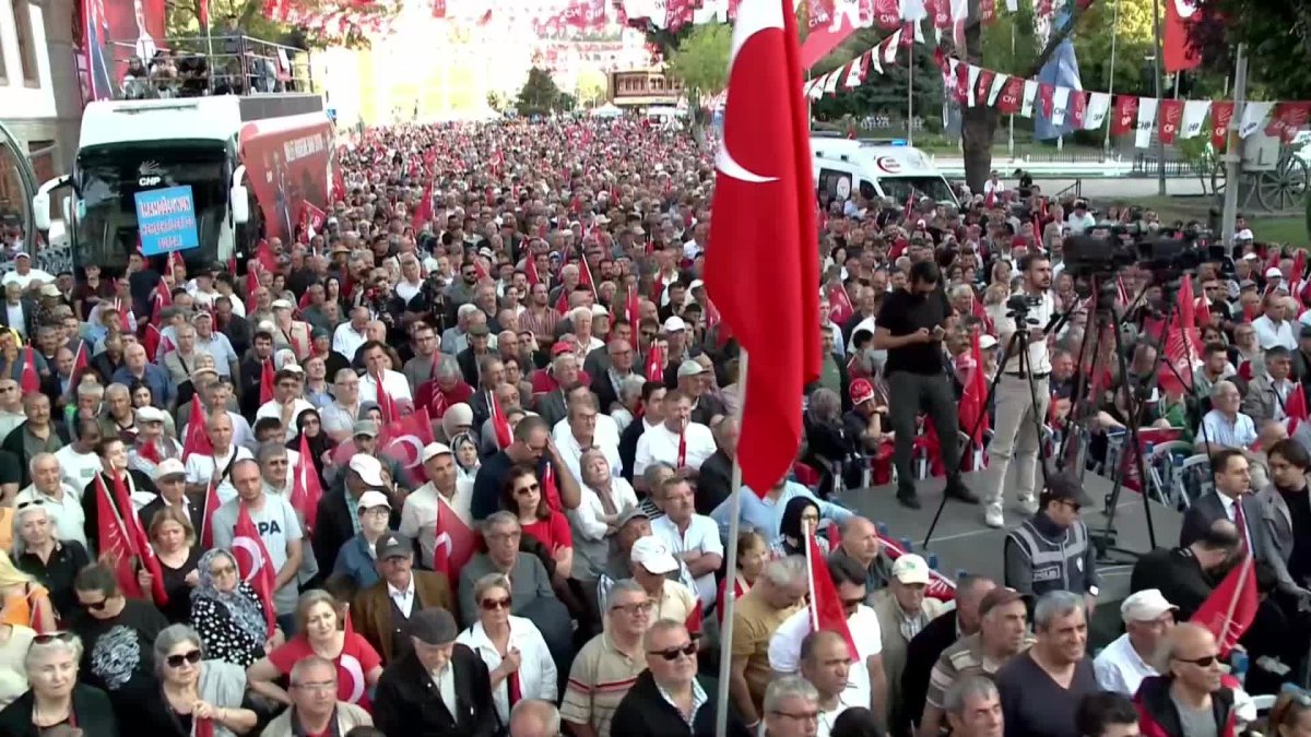 CHP mitinginde dikkat çeken mesaj: Özgür Özel, ‘Mansur Yavaş’a kirli eller uzanıyor’ dedi