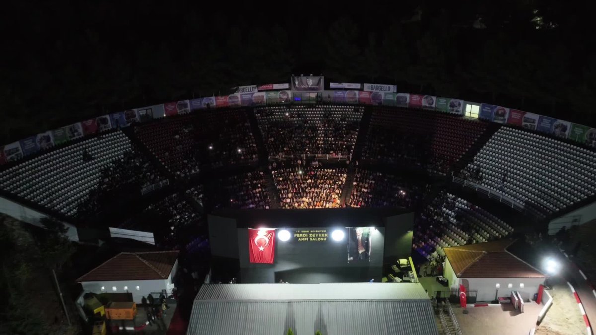 Özgür Özel Uşak'ta müzik coşkusunu yaşadı