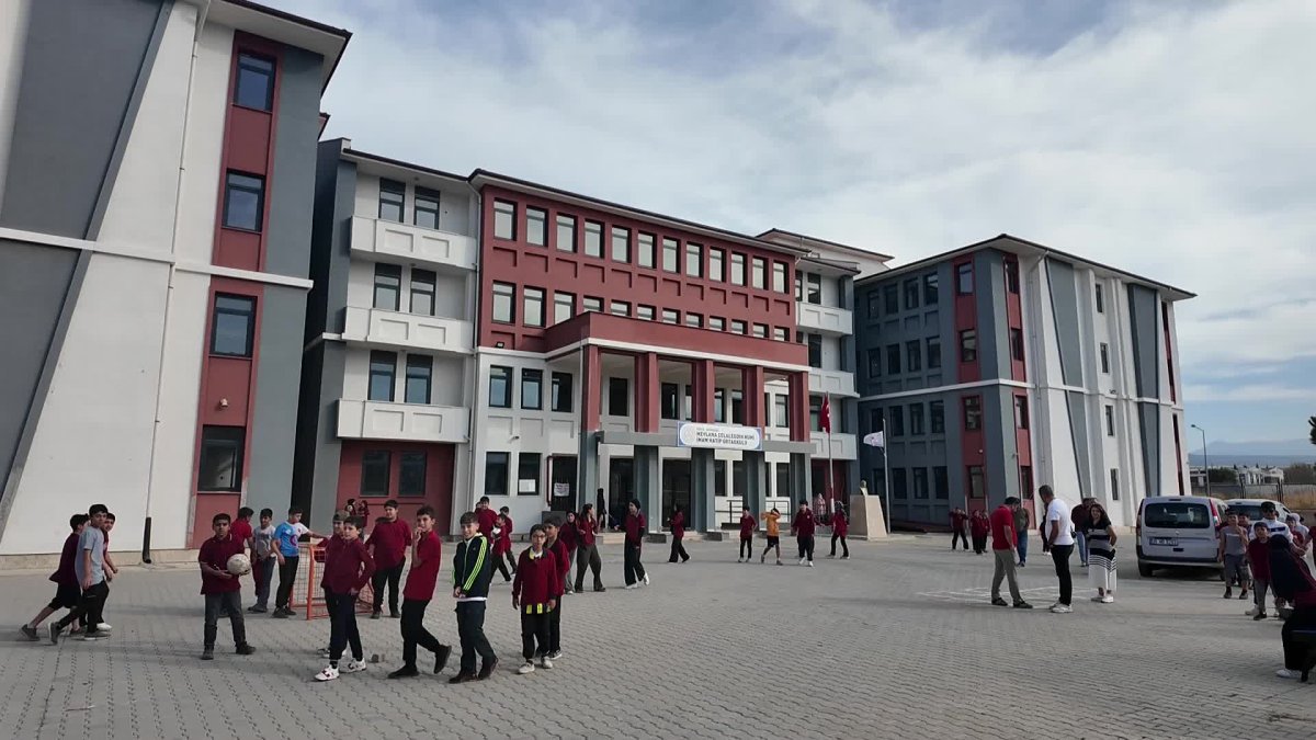 Bornova Belediyesi, öğrencilere beslenme desteği sağlamaya devam ediyor