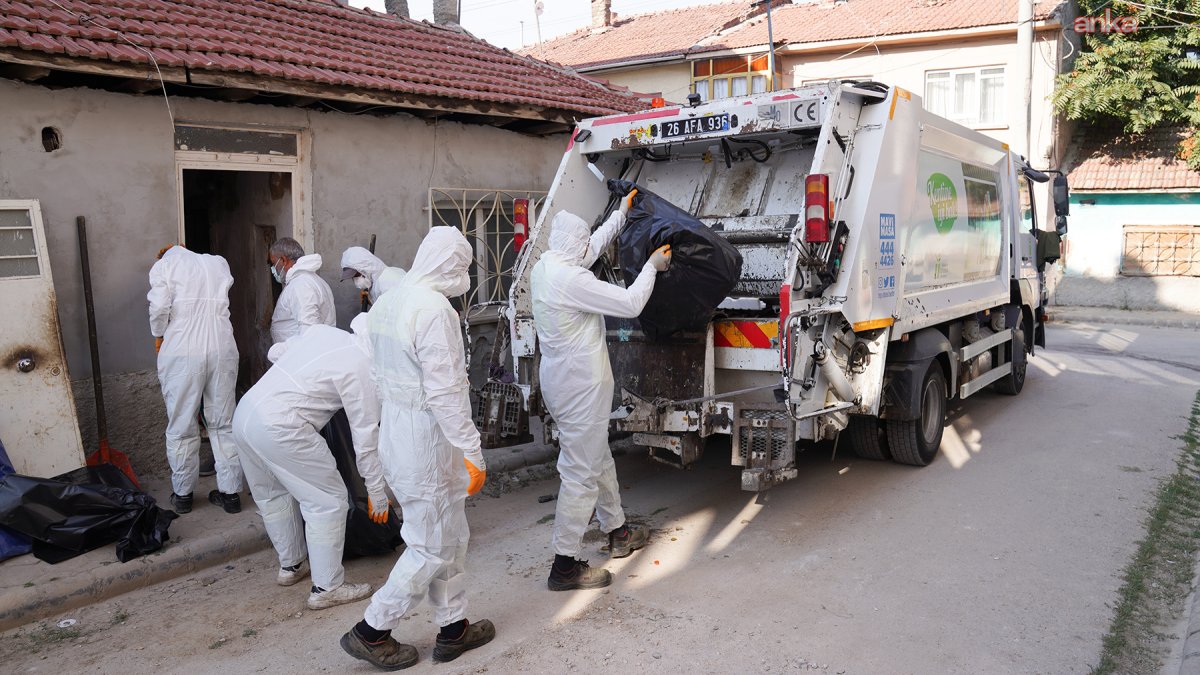 Tepebaşı'nda çöp ev temizliği: 4 ton 650 kilo atık çıkarıldı