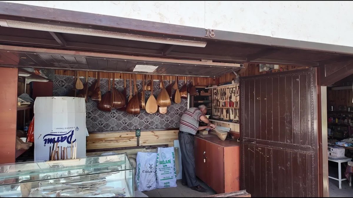 Bağlama ustasına deprem sonrası destek