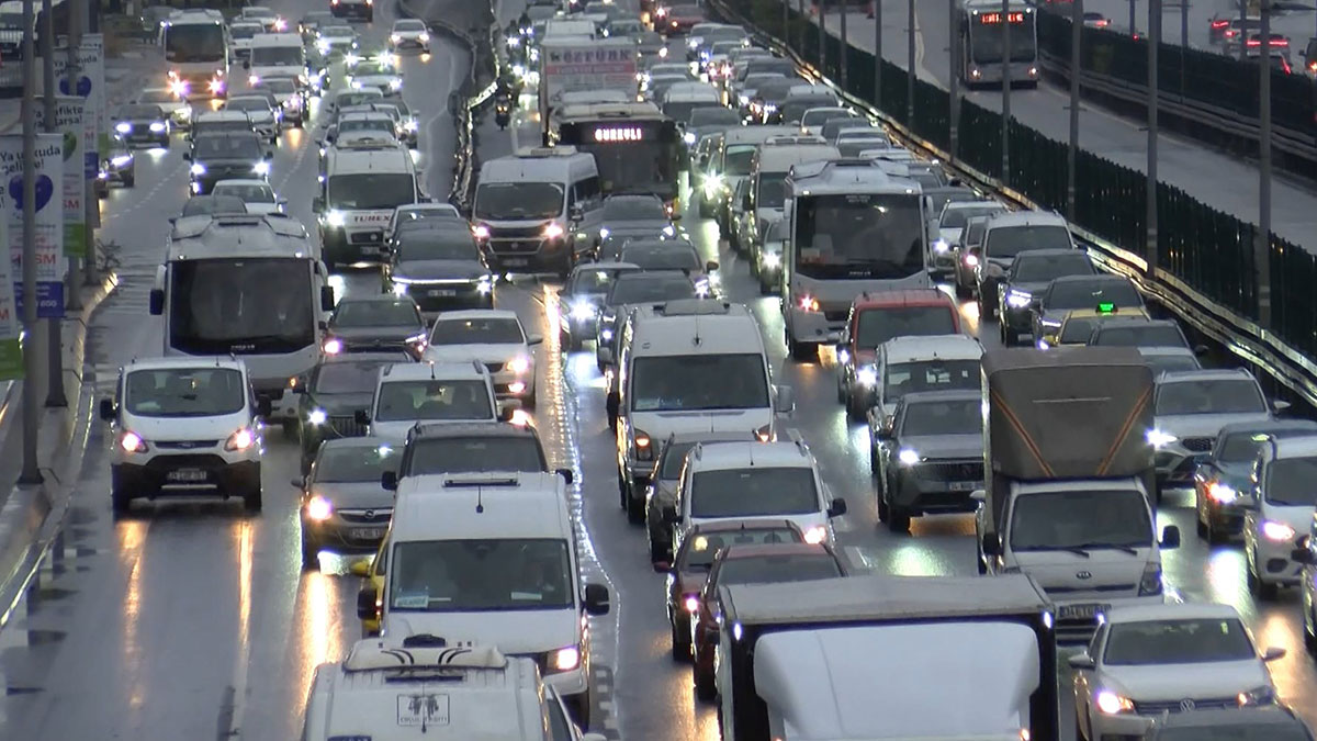İstanbul'da yağmur kabusu! Uzun kuyruklar oluştu