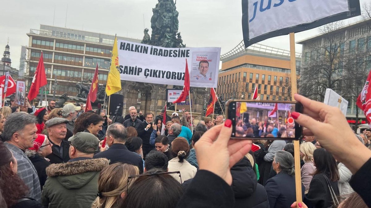 Mannheim'de binden fazla kişi 'millet iradesine sahip çıkıyor' dedi
