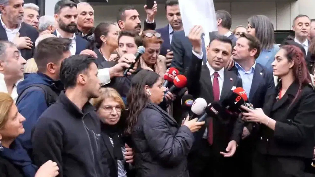 Yeniden CHP İstanbul İl Başkanı seçilen Özgür Çelik mazbatasını aldı!