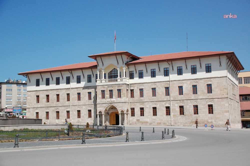 Sivas'ta otobüs ve tır çarpıştı: 23 kişi yaralı