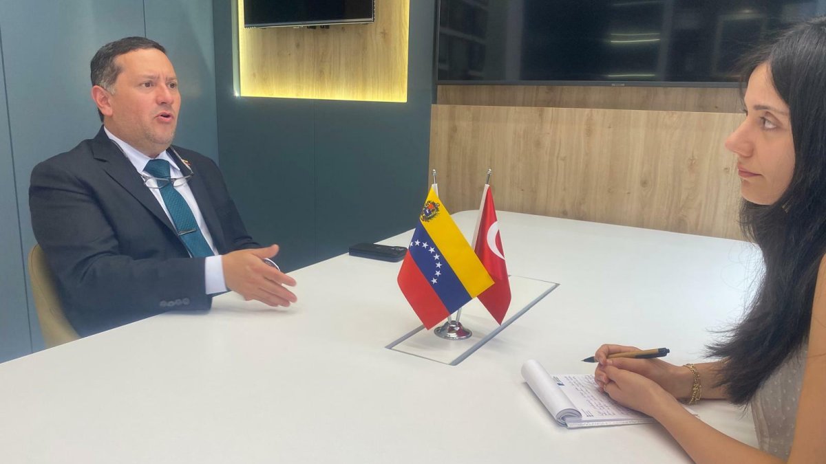 Venezuela'nın büyükelçisi ABD'nin askeri faaliyetlerine karşı barış vurgusu yaptı