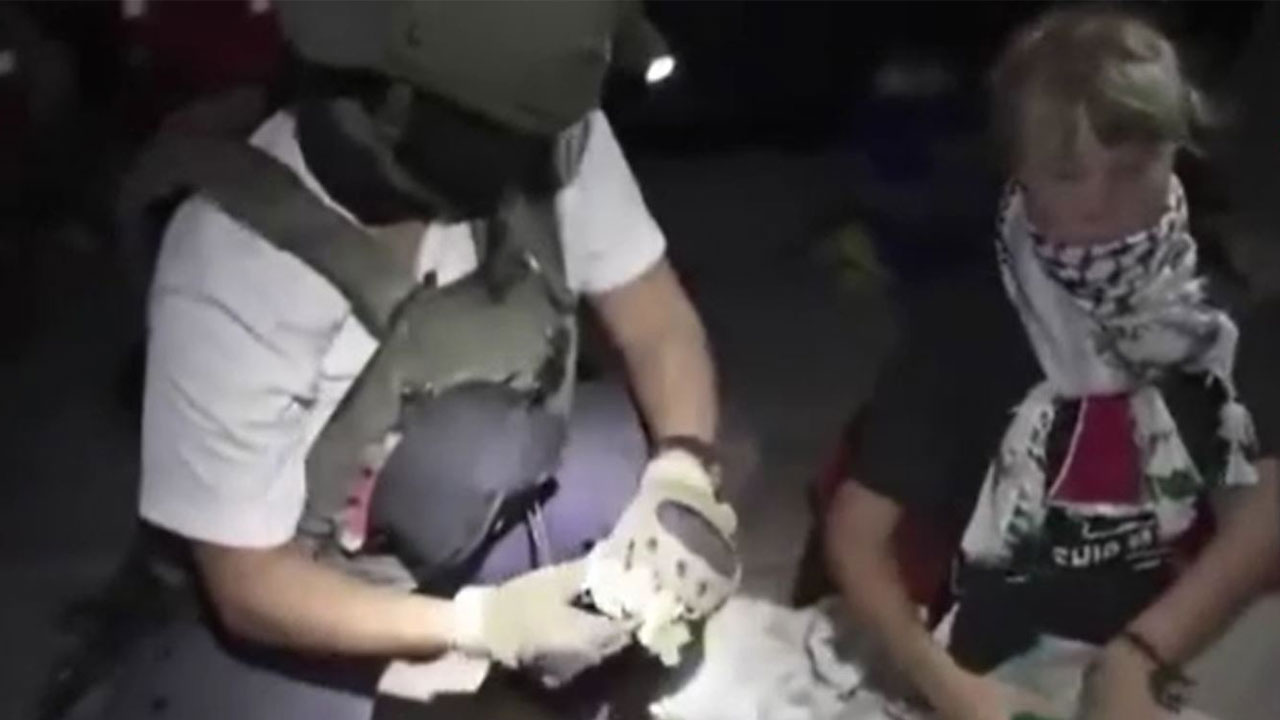 Küresel Sumud Filosu'ndaki aktivistlerin gözaltına alındığı anların videosu yayınlandı! aralarında İsveçli aktivist Greta Thunberg'de var