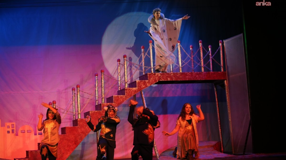 Karşıyaka Tiyatrosu 4 Ekim'de sezonu açıyor