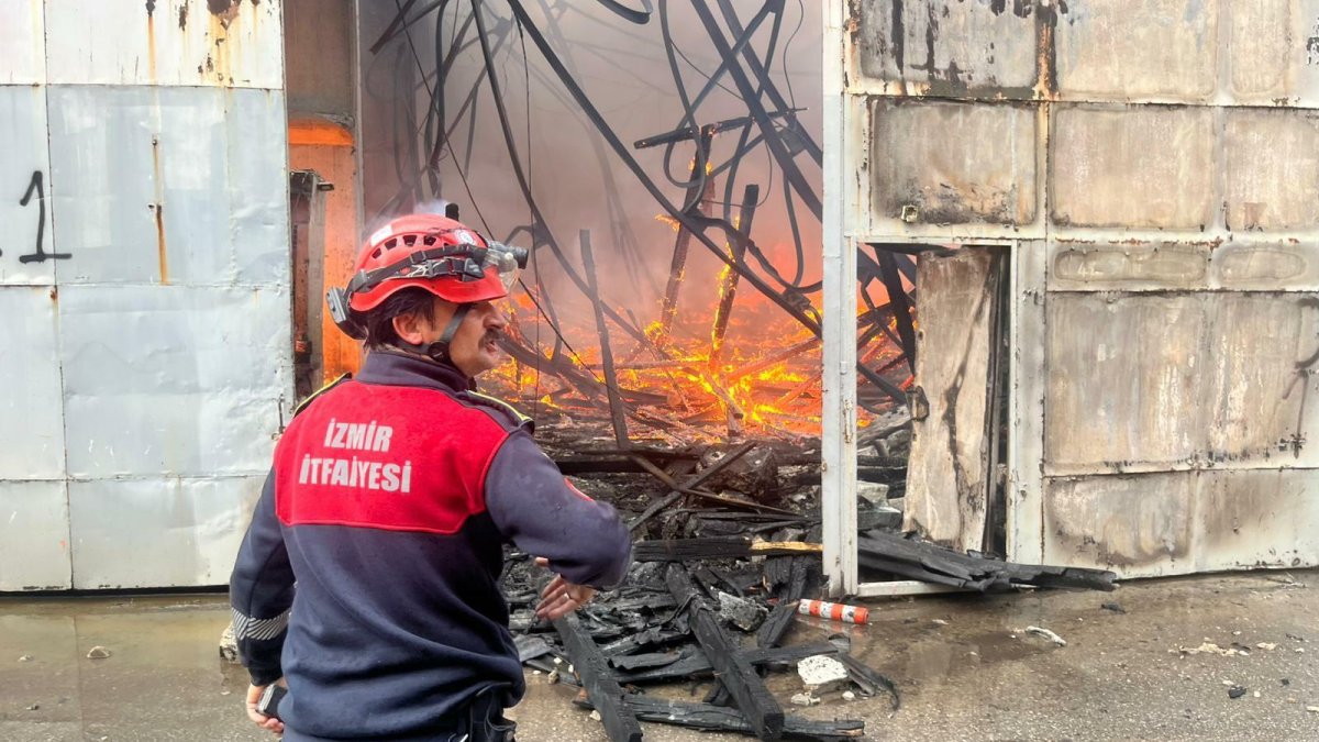 Bornova'daki depo alevlere teslim olmadı