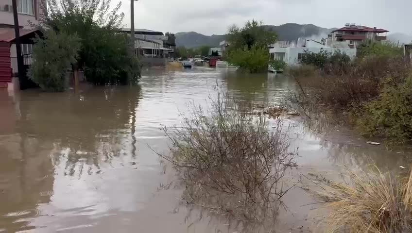Ortaca'da sağanak yağmur felç etti