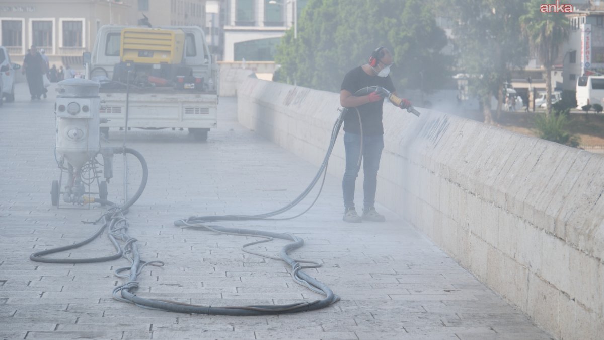 Tarihi Taşköprü'de sprey boya temizliği yapıldı
