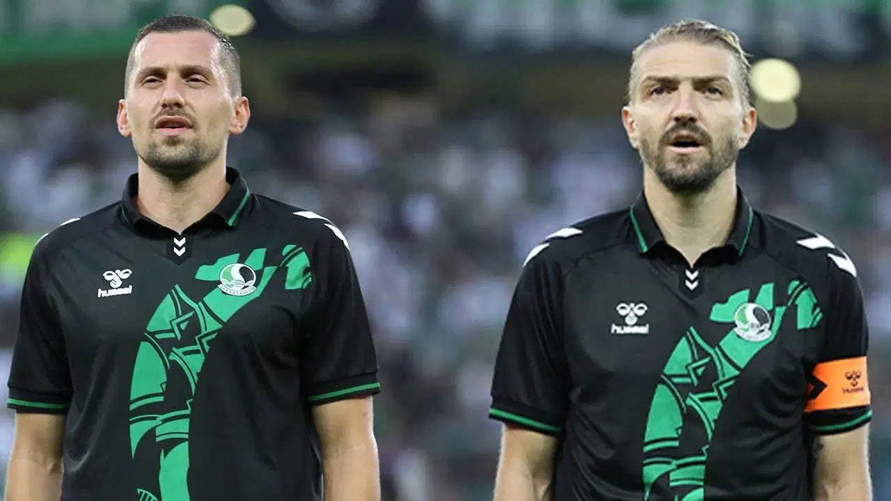 Sakaryaspor'da Caner Erkin ve Burak Altıparmak yeniden kadroya dahil oldu.