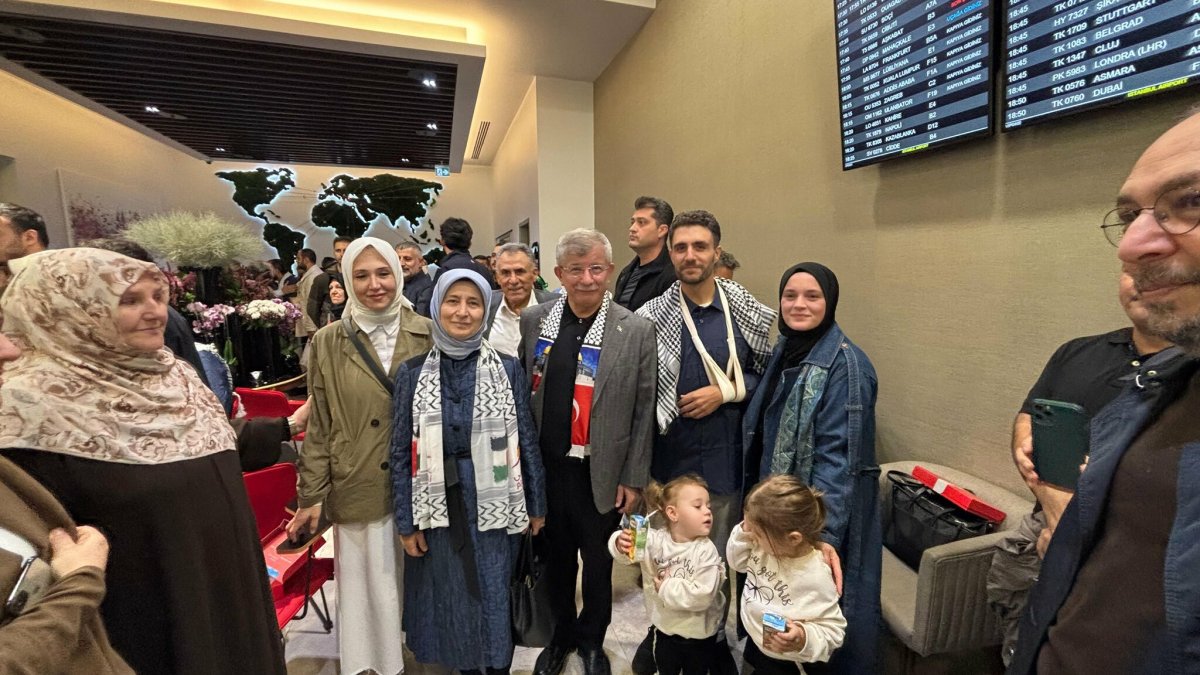 Ahmet Davutoğlu İstanbul Havalimanı'nda aktivistleri karşıladı
