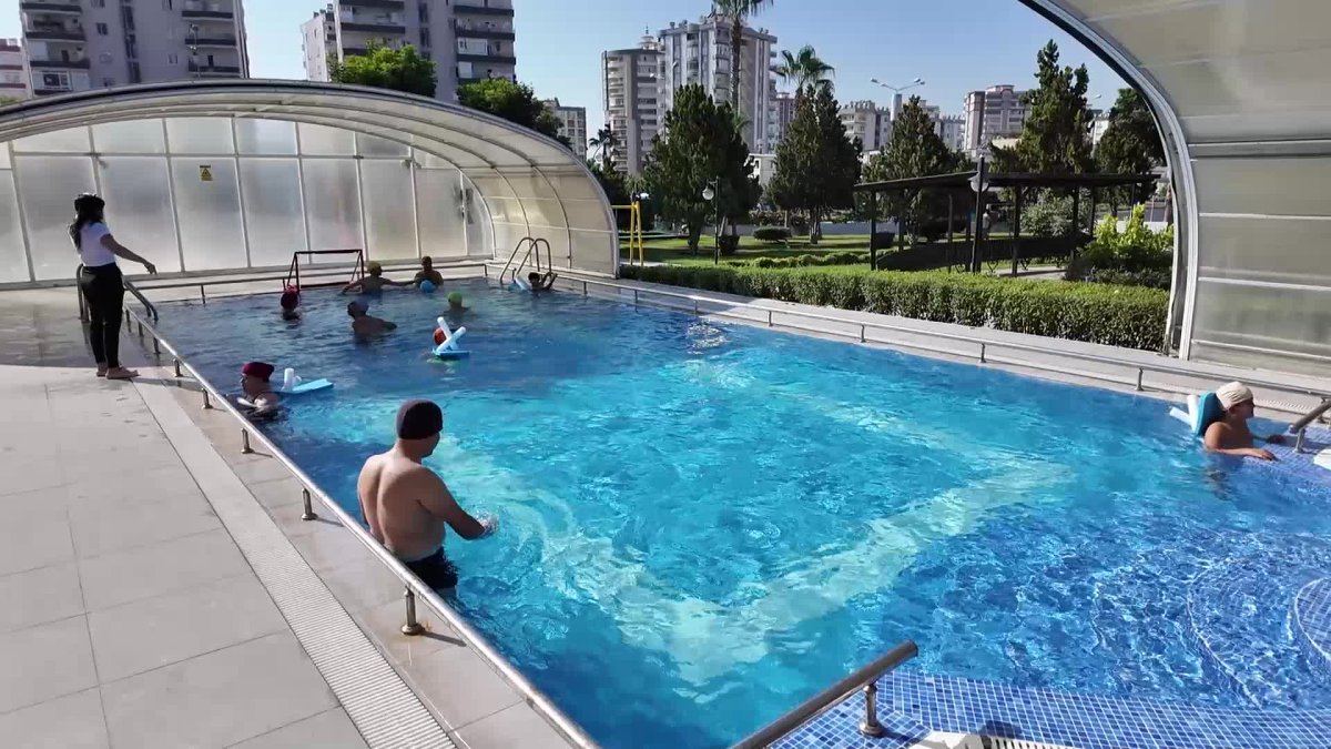Mersin'de engelli bireylere yönelik yüzme dersleri dikkat çekiyor