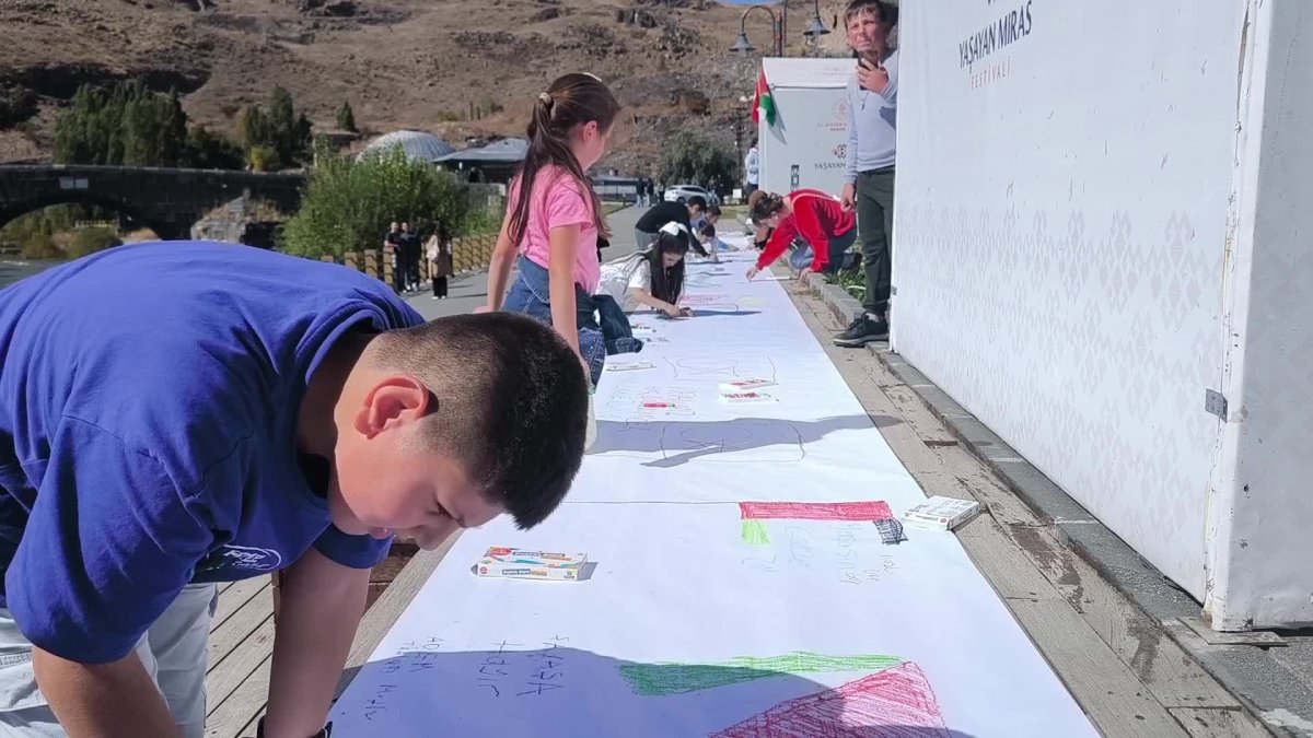 Kars'ta dev tuvale özgür Filistin resmi çizildi