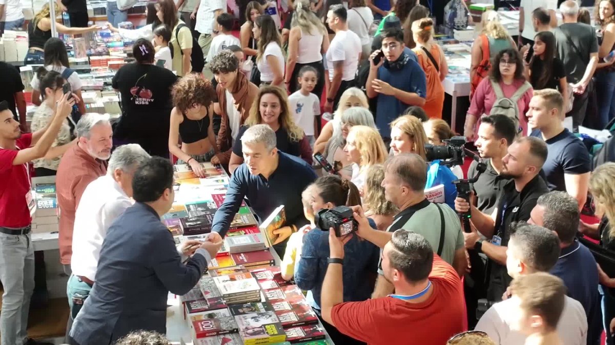 15. Antalya kitap fuarının ikinci günü okur-yazar buluşmasına sahne oldu
